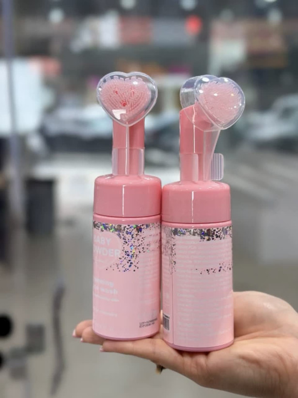 فوم شستشو صورت براش دار قلبی🩷 ✅ دارای آمینواسید و پاک سازی عمیق پوست🌱 ✅علاوه بر شستشوی کمک به بسته شدن منافذ باز پوست ✨